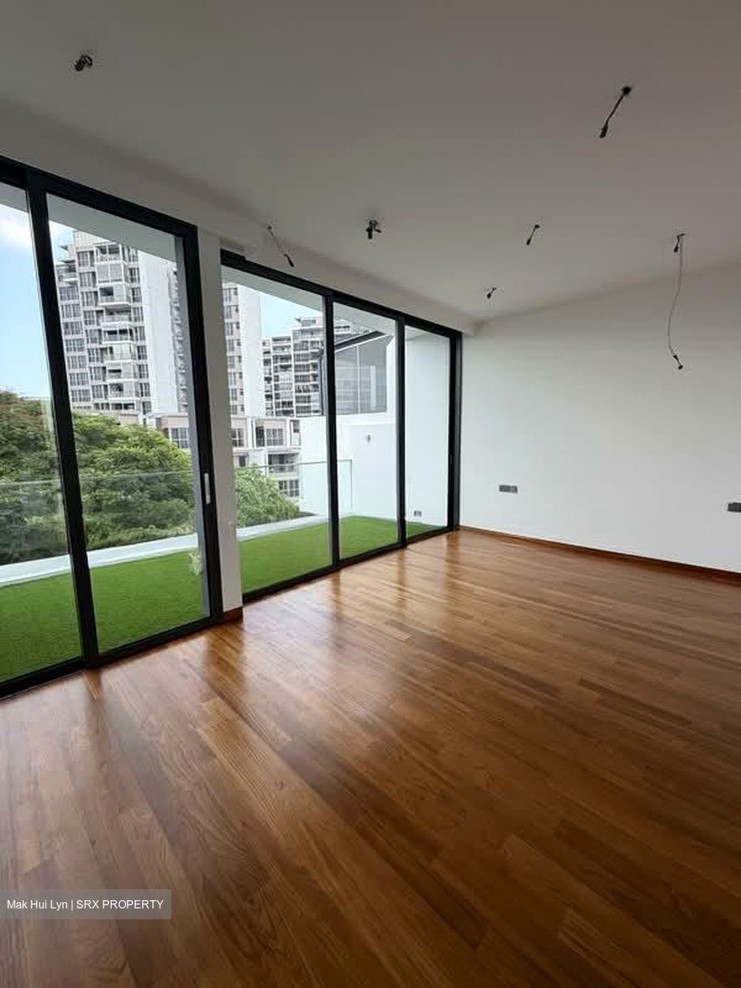 Simon Lane (D19), Terrace #561166051
